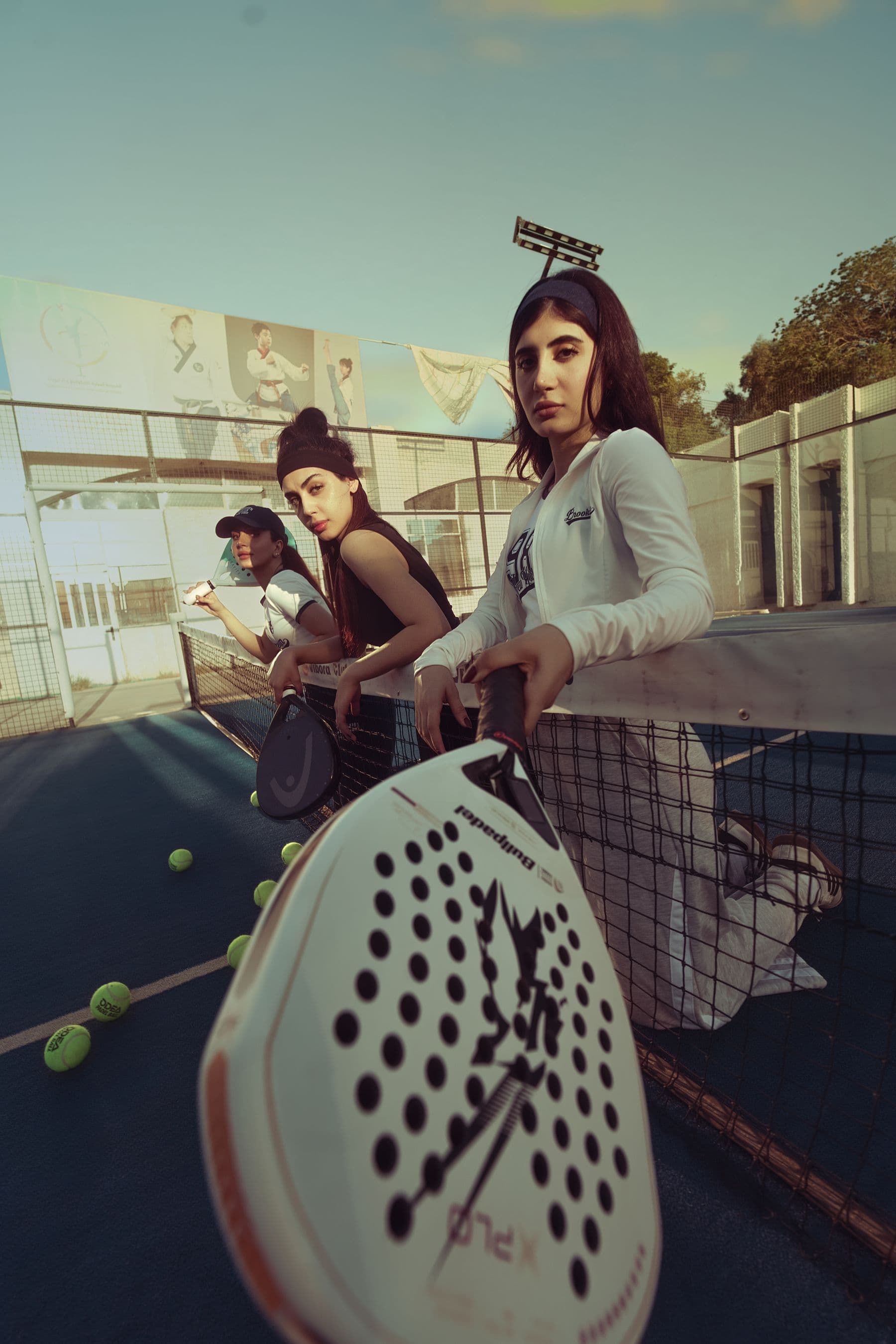 Jugadoras compartiendo en una cancha de padel